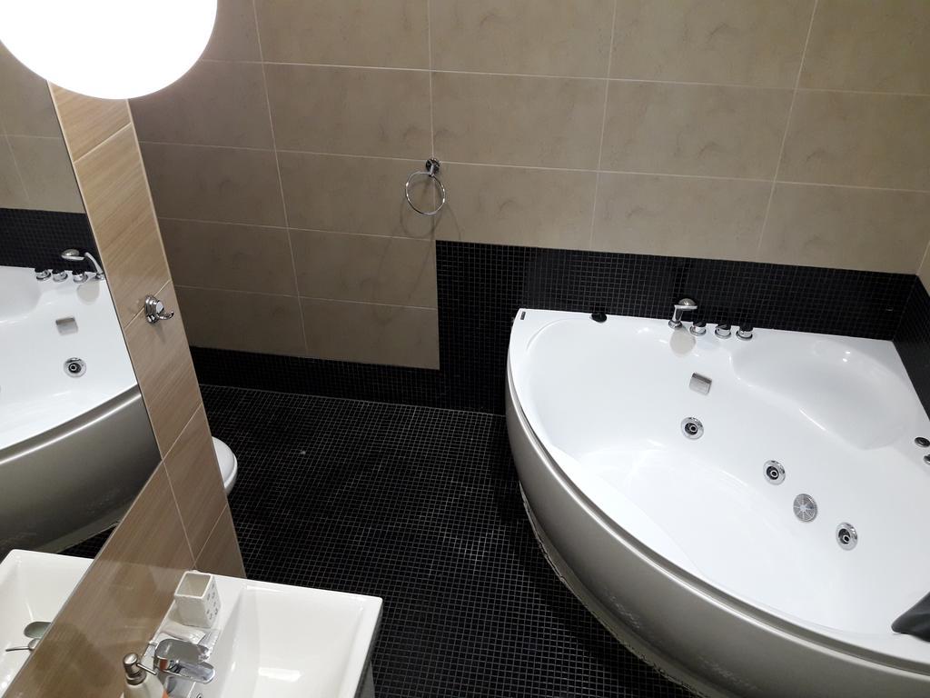 Kreschatik 21 With Terrace 2Br Kiev Bagian luar foto
